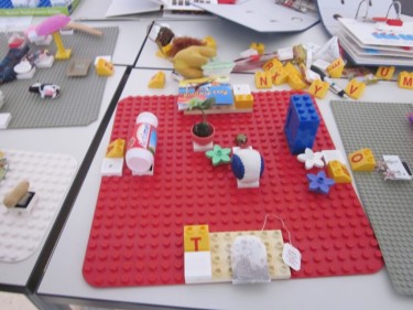 Imagen de objetos junto con letras en tablas de Lego o encastrables para aprender el abecedario